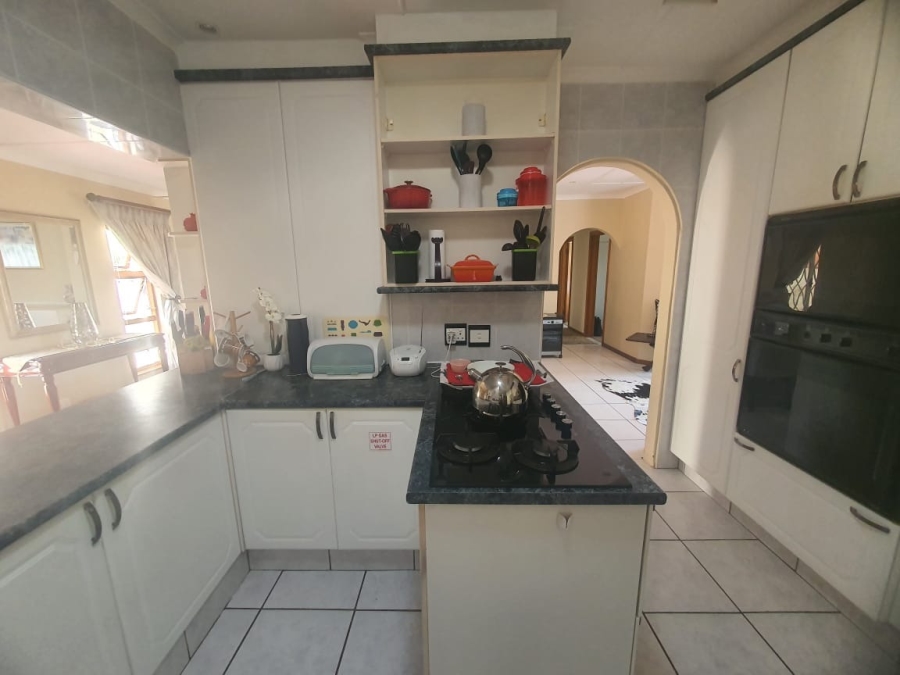 To Let 5 Bedroom Property for Rent in Beacon Bay North Eastern Cape